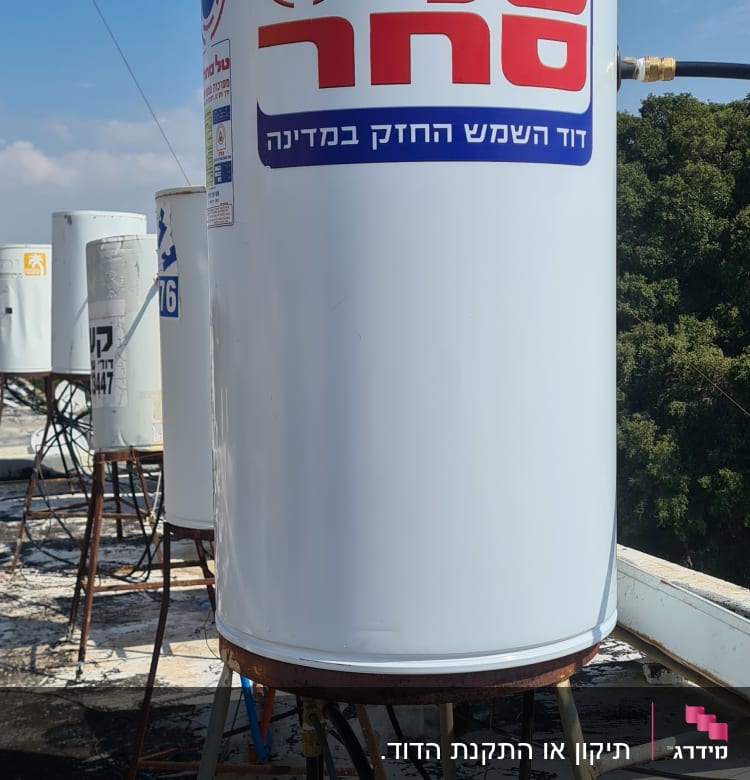 דוד שמש על גג עם צינורות וחיבורים